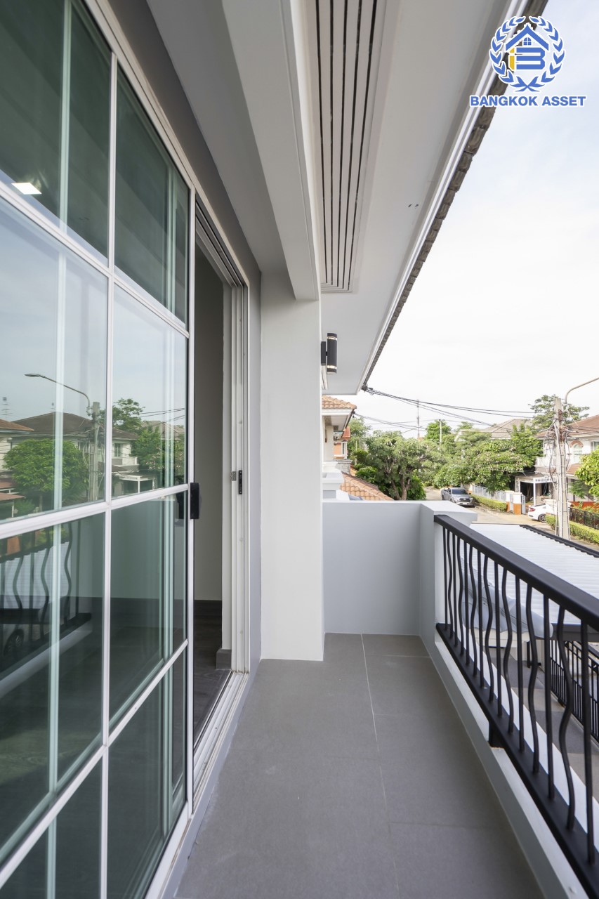 บ้านมือสองตกแต่งใหม่ แบรนด์ LH หลังมุม ม.มัณฑนา ติดถนนราชพฤกษ์  เนื้อที่ 67.6 ตร.ว. มีพื้นที่สนามหญ้าด้านข้างกว้างกว่า 100 ตร.ม. ฟังก์ชัน 3 ห้องนอน 3 ห้องน้ำ จอดรถได้ 2 คัน Facilities ตอบโจทย์ทุกกิจกรรม! บนทำเลใกล้วงเวียนพระราม5 เซ็นทรัลเวสต์เกต และรถไฟฟ้า "สถานีบางรักน้อยท่าอิฐ"